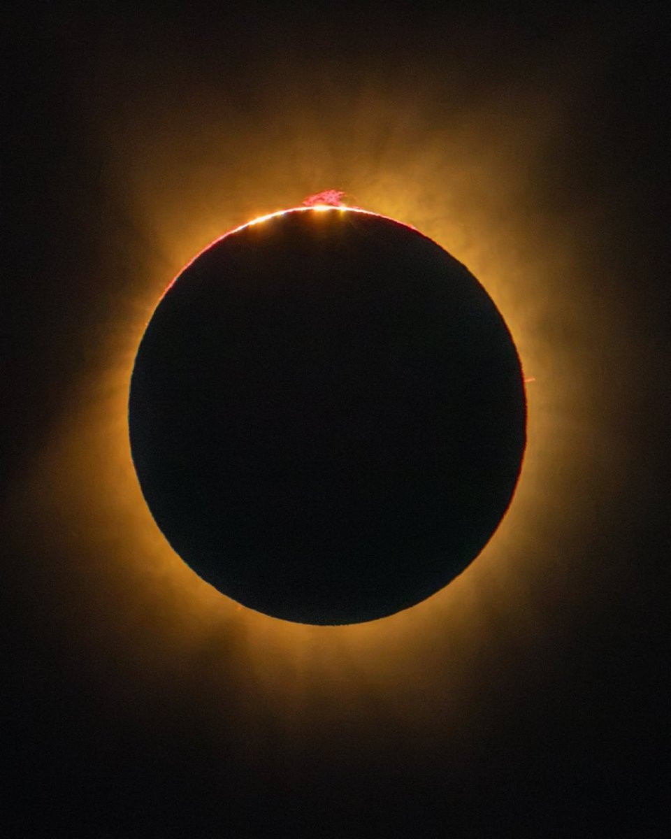Thom_astro's tweet photo. 🌒📸Spectacle inoubliable hier soir pour ceux qui avaient la chance de se trouver dans l’alignement des astres ! Pour les autres, voici quelques-unes des plus belles photos de l’éclipse. #eclipse #soleil #sun 

Plus de photos ici : https://t.co/TeeGytLaQe

Et ici : https://t.co/VZlcoVTVYP

1- Paul Mortz 2- @pixhartmann @Reuters 3- @AJamesMcCarthy