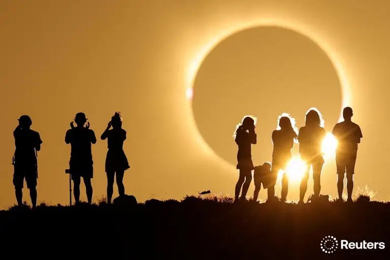 Thom_astro's tweet photo. 🌒📸Spectacle inoubliable hier soir pour ceux qui avaient la chance de se trouver dans l’alignement des astres ! Pour les autres, voici quelques-unes des plus belles photos de l’éclipse. #eclipse #soleil #sun 

Plus de photos ici : https://t.co/TeeGytLaQe

Et ici : https://t.co/VZlcoVTVYP

1- Paul Mortz 2- @pixhartmann @Reuters 3- @AJamesMcCarthy