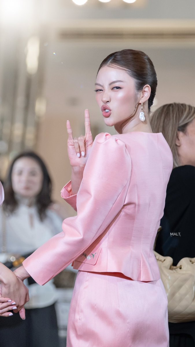 maltmacchiato's tweet photo. อาหมวยคนนี้ดื้อได้น่ารักสุดๆเลย
 🤓🧸🫶🏻🤏🏻✨

LENAMIU X LEGACY
#LegacyFashionXLenaMiu
#miunatsha https://t.co/AHfx71sGCl