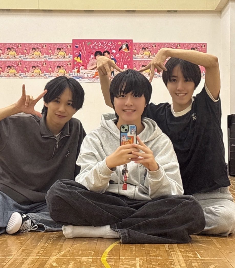 a_yu_a_yu_y's tweet photo. #スウィエモ　
あと1週間で会えます💘
今日は芝居パートのお稽古
どんどん面白くなってて
なんかめっちゃすごいです👍
公演に関するお知らせとグッズも
公開されました！
公式SNSをチェックしてくださいね✅
ゆうまくんとこうしろうくんと📸
めっちゃ顔ちっちゃくて
写真撮るたびにびっくりする…
#神戸セラボ　#神戸セーラーボーイズ