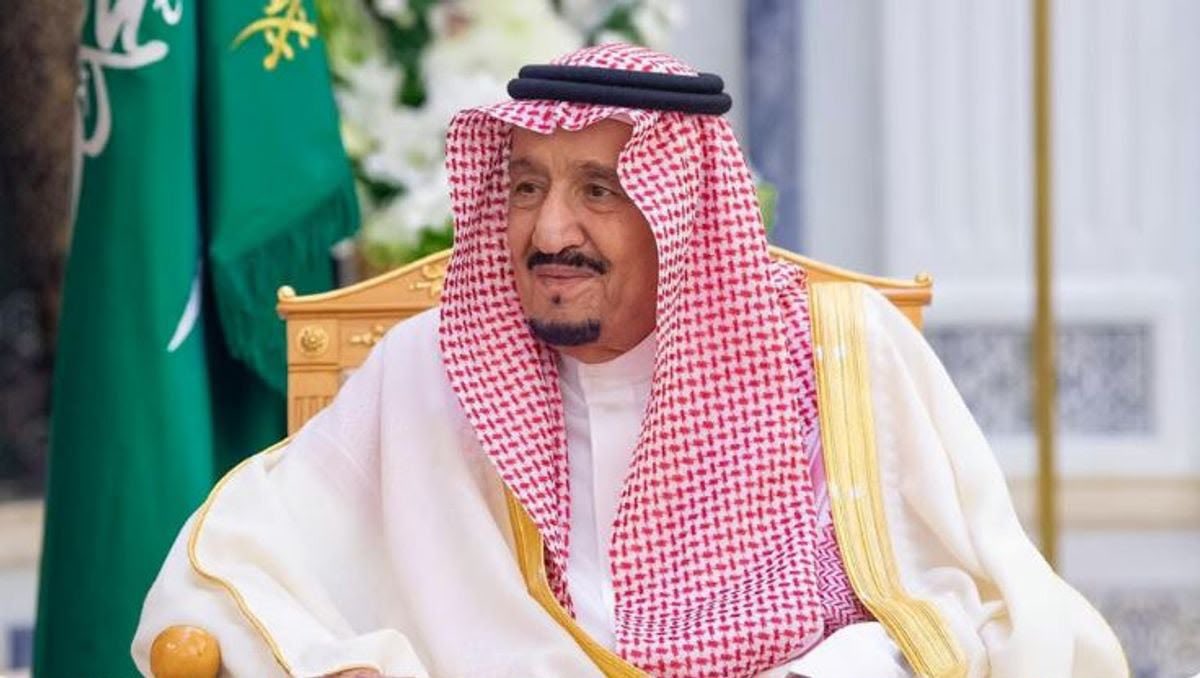 SaudiNews50's tweet photo. أمر ملكي:

نحن سلمان بن عبدالعزيز آل سعود
 ملك المملكة العربية السعودية
 بعد الاطلاع على النظام الأساسي للحكم، الصادر بالأمر الملكي رقم ( أ / 90 ) بتاريخ 27 / 8 / 1412هـ.
 وبعد الاطلاع على الأمرين الملكيين رقم ( أ / 61 )، ورقم ( أ / 62 ) المؤرخين في 1 / 3 / 1444هـ، الصادرين بشأن تشكيل مجلس الوزراء، وعلى الأوامر الملكية ذوات الصلة.
 وبعد الاطلاع على المادة (9) من نظام مجلس الوزراء، الصادر بالأمر الملكي رقم ( أ / 13) بتاريخ 3 / 3 / 1414هـ، المتضمنة أن مدة مجلس الوزراء لا تزيد عن أربع سنوات يتم خلالها إعادة تشكيله بأمر ملكي.
 أمرنا بما هو آت:
 أولًا: إعادة تشكيل مجلس الوزراء برئاسة صاحب السمو الملكي الأمير/ محمد بن سلمان بن عبدالعزيز آل سعود ولي العهد وبأعضائه الحاليين.
 ثانيًا: يبلغ أمرنا هذا للجهات المختصة لاعتماده وتنفيذه.
 سلمان بن عبدالعزيز آل سعود

-