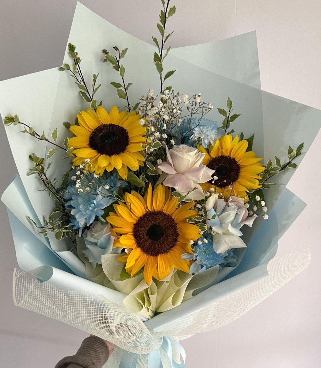 cozyycabin's tweet photo. pretty sunflowers 🌻 https://t.co/u0jdmAcv8v