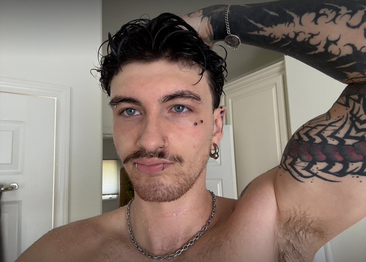 Beau_nr's tweet photo. fresh from the shower https://t.co/4g4YpR9vZo