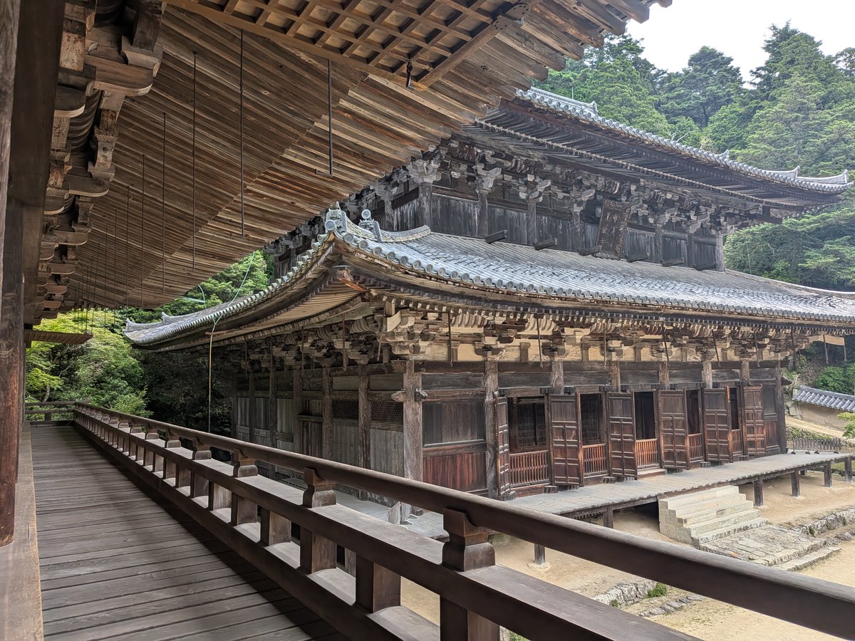 yonakabukuro's tweet photo. 外郎売の「書写山の社僧正」で有名な書写山圓教寺に行ってきた。ロープウェイを降りてからも結構歩く。はじめて写経を体験。清めに手に馴染ませたお香が良い香りで集中できて面白かった。ラスト・サムライ等多くの映画のロケ地にもなっている境内は見事で、この旅一番の訪問地でした。 https://t.co/gxz3pNwcPq