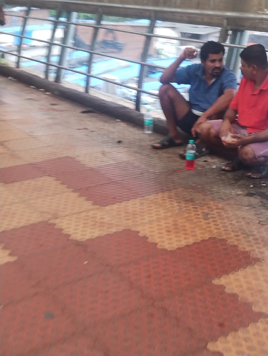 praj458's tweet photo. @MumbaiPolice 
@KandivaliPS 

Drink at public bridge at 6pm. Kandivali East skywalk. https://t.co/lQIkJs7REk