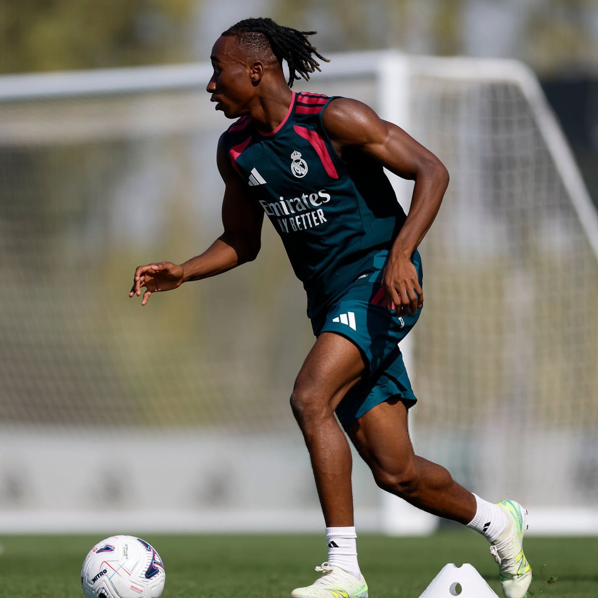 lnstantFoot's tweet photo. 🚨 LES JOUEURS DU REAL MADRID SONT EN TRAIN D'"HALLUCINER" AVEC YAN DIOMANDÉ LORS DES ENTRAÎNEMENTS ! 🤍🇨🇮😮

(@Rodra10_97) https://t.co/4dpZHiJx2R