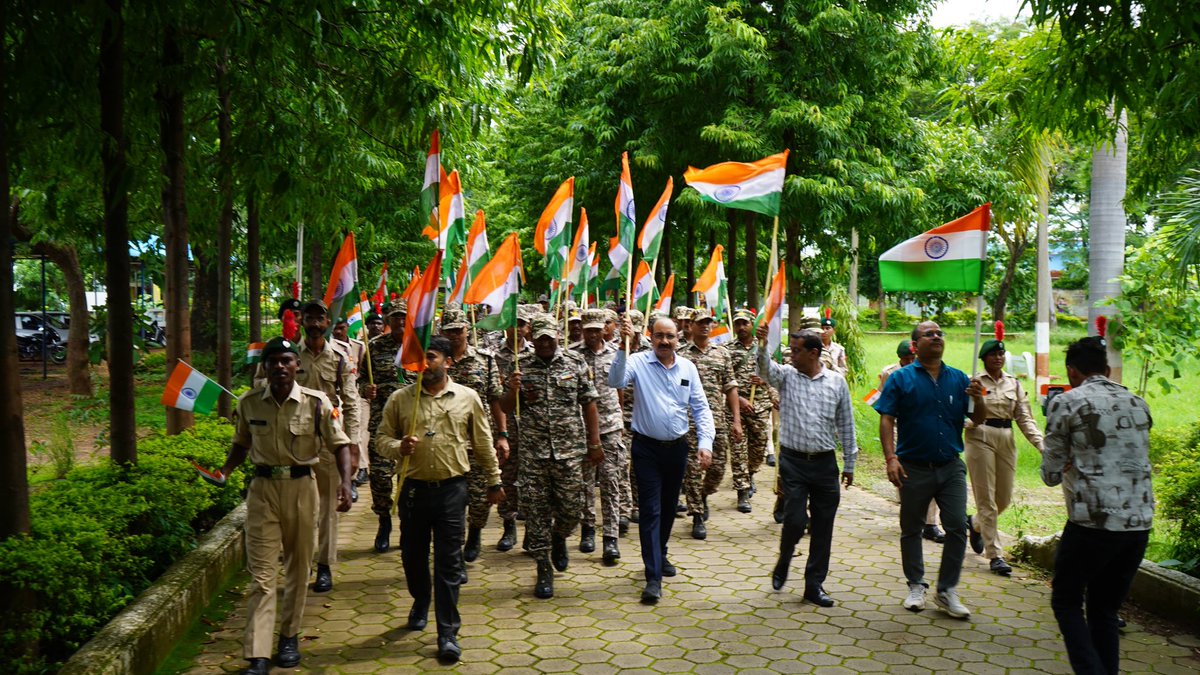 GC_BILASPUR's tweet photo. Today organised a Bike Rally from Gc CRPF  Bilaspur to Nehru chowk via Jain international school , Horizon Dental college , Badi post office , C V Raman university Kota .Har Ghar tiranga campaign more then 100 person with 50 bikes including officers nd jawans were participated. https://t.co/yoZ2TUiMjI
