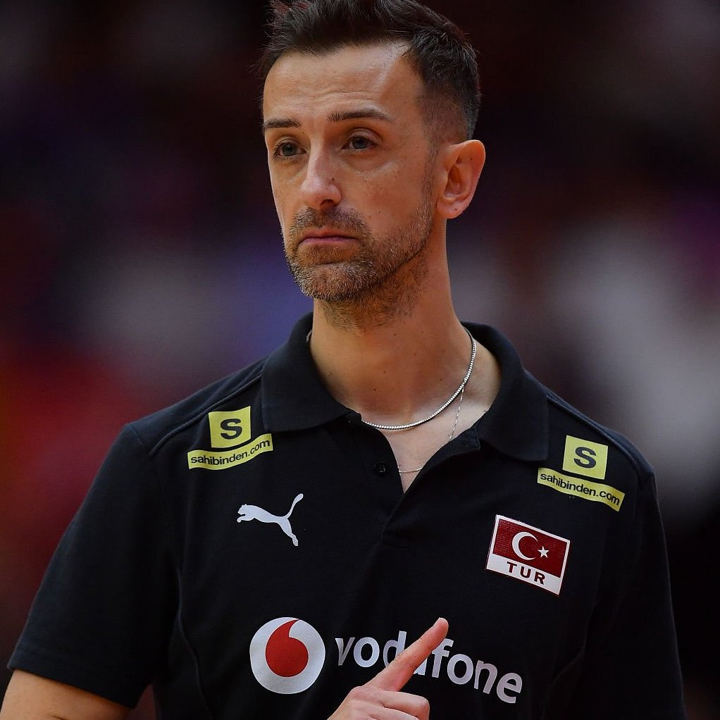 gibbybaris's tweet photo. ❓ Özellikle genç pasörler konusunda durumunuz nasıl ? Cansu Özbay'ı zaten biliyoruz; onun dışında, alttan gelen ve gelecek vadeden iyi oyuncular var mı ?

⚡️ Daniele Santarelli:

Aramızda Dilay Özdemir adında gerçek bir yetenek var. Onu VNL boyunca her zaman yanımda taşıdım, ilk hafta maçlarında hep oynattım. Kendisi Eczacıbaşı'nın pasörü, diğer pasörümle birlikte. Asıl büyük problem de bu ya... Ama benim açımdan inanılmaz bir yetenek. 2005 doğumlu; doğru zihniyete sahip, fiziği harika, elleri çok iyi, serviste güçlü, blokta güçlü, defansta güçlü... Gerçekten her şeye sahip.

Elbette İtalya milli takımının Giannelli gibi genç pasörlerle neler yaptığını takip ettiğim açık. Benim hayalim de buna benzer bir şeyi denemekti. Fakat kazanılması gereken kupalar var; önümüzde evimizde oynayacağımız bir Avrupa Şampiyonası var ve bu riski göze alamam. 

Kaldı ki elimde zaten belli bir tecrübeye sahip pasörler var. Cansu Özbay son derece istikrarlı pas kulvarlarına sahip, büyük tecrübesi olan çok iyi bir pasör. Vakıfbank ile çok fazla şey kazandığı için nasıl kazanılacağını biliyor; etrafındaki takımdan bağımsız olarak üst düzey oyuncularla oynamanın ne demek olduğunu çok iyi biliyor.

Ve sonra Elif var; o da diğer bir pasörümüz ve o da genç. O da Eczacıbaşı'nda, Dilay ile dönüşümlü oynuyorlar. Aslında bu durum, İtalya'nın bir dönem Club Italia sezonunda Orro ve Malinov'a aynı anda sahip olmasına benziyor; ama onlar sadece bir sezon birlikteydi. 

Bense bu problemi her yıl tekrar tekrar yaşıyorum. Kulübünde düzenli olarak süre alamayan bir oyuncuya milli takımda ilk 6'da şans veren bir antrenör daha önce hiç görülmemiştir; pasörün sürekli oynaması gerekir.

🗞️ OA Sport x Volley Night