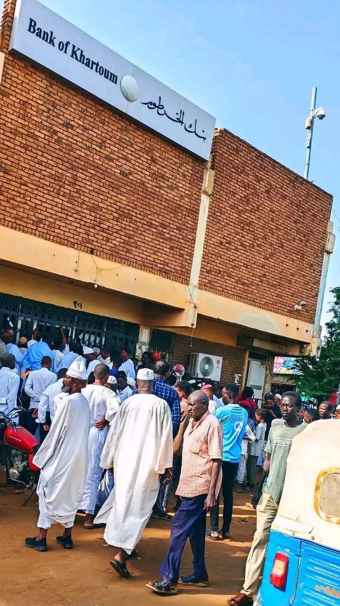 Nesreen_Tayeb's tweet photo. بعد قرار بنك السودان المركزي، شهدت فروع بنك الخرطوم ازدحاما وتوافدا كبيرا من العملاء لتحديث بياناتهم وضمان استمرار استخدام تطبيق بنكك. الخطوة مهمة، لكن الناس ما ناقصة صفوف وانتظار، خصوصا مع ظروف التنقل والخدمات. المطلوب من البنك تسهيل الإجراءات وزيادة المراكز وإتاحة حلول مرنة للعملاء داخل السودان وخارجه، عشان ما تتعطل مصالح المواطنين.
#بنك_الخرطوم #السودان