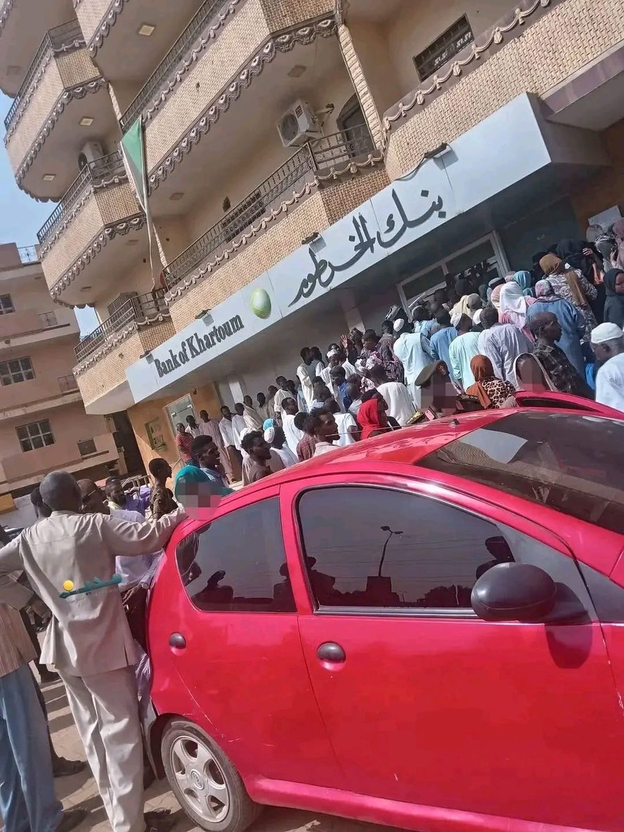 Nesreen_Tayeb's tweet photo. بعد قرار بنك السودان المركزي، شهدت فروع بنك الخرطوم ازدحاما وتوافدا كبيرا من العملاء لتحديث بياناتهم وضمان استمرار استخدام تطبيق بنكك. الخطوة مهمة، لكن الناس ما ناقصة صفوف وانتظار، خصوصا مع ظروف التنقل والخدمات. المطلوب من البنك تسهيل الإجراءات وزيادة المراكز وإتاحة حلول مرنة للعملاء داخل السودان وخارجه، عشان ما تتعطل مصالح المواطنين.
#بنك_الخرطوم #السودان