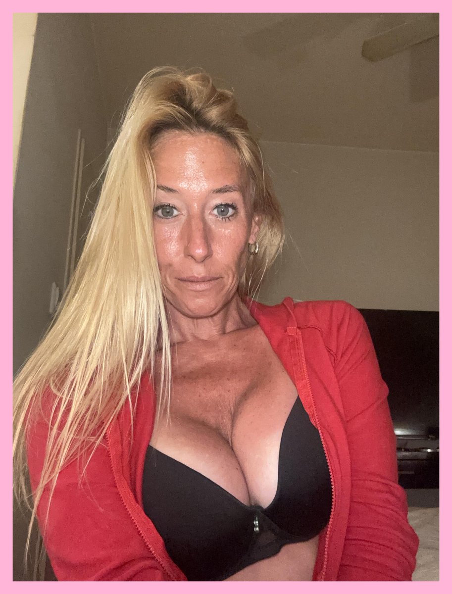 Handle4ig8's tweet photo. anyone still find tan lines attractive? https://t.co/lwNZZLGHjf