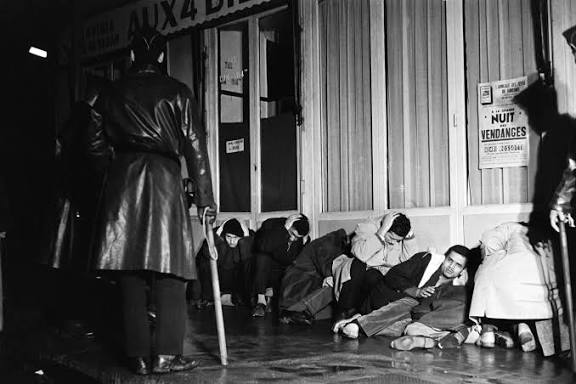 ahmtamim9's tweet photo. Französische Zustände: Wann immer Muslime oder migrantische Communities in Deutschland öffentlich ihre Interessen artikulieren oder ihren Unmut äußern, wird das Menetekel brennender Barrikaden in den Pariser Banlieues an die Wand gemalt. 
Hier wird immer wieder eine Kausalität zwischen islamischer Sichtbarkeit und urbaner Eruption erzeugt. Wer jedoch die Geschichte dieser Straßenschlachten und das unerbittliche Verhältnis zwischen den dortigen Sicherheitskräften und der Bevölkerung verstehen will, darf nicht erst bei den jüngsten Unruhen ansetzen. Die Wurzeln dieser Gewalt liegen tiefer - in einer Wunde, die am 17. Oktober 1961 in Paris geschlagen wurde.
An jenem Herbstabend demonstrierten rund 30.000 Algerier friedlich in der französischen Hauptstadt. Sie protestierten gegen eine diskriminierende, explizit auf sie zugeschnittene nächtliche Ausgangssperre und gegen die koloniale Unterdrückung in ihrer Heimat. Die Antwort des französischen Staates, koordiniert vom damaligen Pariser Polizeipräfekten Maurice Papon, war von einer entfesselten Brutalität geprägt. Sicherheitskräfte schossen wahllos in die unbewaffnete Menge, knüppelten Menschen nieder und warfen Verletzte wie Tote in die Seine, wo viele von ihnen ertranken. Das Resultat war ein Staatsverbrechen, dass über 200 Menschenleben forderte  und das von offizieller Seite über Jahrzehnte hinweg geleugnet, vertuscht und totgeschwiegen wurde.
Dieses Massaker von Paris ist der Urtext, auf dem das kollektive Bewusstsein von Menschen aus den Maghreb-Staaten in Frankreich bis heute fußt. 
Das Trauma dieser Nacht implantierte ein generationenübergreifendes Misstrauen gegenüber den Institutionen der Republik. In den Augen vieler Bewohner der Banlieues operiert die zeitgenössische Polizei nicht als neutraler Garant öffentlicher Ordnung, sondern als Fortsetzung einer kolonialen Besatzungsmacht. 
Jede Eskalation auf den Straßen von Paris, Lyon oder Marseille trägt somit den ungesprochenen Subtext in sich: Wir werden uns ein zweites Massaker nicht bieten lassen. Die Gewalt auf den Straßen ist hierbei oft der verzweifelte, wenn auch destruktive Versuch, sich einer Staatsgewalt entgegenzustellen, deren Legitimität in den Augen der Marginalisierten durch Blut und Schweigen verwirkt wurde.
Überträgt man diese Dynamik auf die Bundesrepublik, bricht die Analogie der „französischen Zustände“ in sich zusammen. Deutschlands Kolonialgeschichte prägt das Verhältnis zu den Migranten kaum.
Die Einwanderungsgeschichte der Bundesrepublik - maßgeblich geprägt durch die Arbeitsmigration der Nachkriegsjahrzehnte verlief unter Vorzeichen. Es existiert kein historisches Äquivalent zum 17. Oktober 1961, kein Trauma eines im kollektiven Gedächtnis verankerten Staatsverbrechens dieser Dimension gegenüber einer Minderheit.
Gewiss ist das Verhältnis zwischen Sicherheitskräften und muslimischen oder migrantischen Demonstranten in Deutschland nicht frei von Konflikten. Diskussionen um institutionellen Rassismus oder die Durchsetzung der Staatsräson - durch restriktive Versammlungsverbote und Auflagen - führen auch hierzulande zu spürbaren Spannungen. Doch diese Reibungen bewegen sich innerhalb eines tragbaren Aushandlungsprozesses. Sie sind geprägt von einer wechselseitigen Erwartungshaltung an den Rechtsstaat, nicht von jener existenziellen, unversöhnlichen Feindseligkeit, die den französischen Vorstädten immanent ist. Die deutsche Polizei wird kritisiert, hinterfragt und bisweilen herausgefordert; aber sie wird im Kern kaum als kolonialer Aggressor wahrgenommen.
Der permanente Verweis auf „Zustände wie in Frankreich“ erweist sich vor diesem Hintergrund als verfehlt und politisch instrumentalisiert. Er verkürzt komplexe, historisch gewachsene Traumata auf ein scheinbar kultur- oder religionsimmanentes Problem. Indem spezifischen französischen Ursachen ausblendet, schürt sie unbegründete Ängste in der Mehrheitsgesellschaft. Diese künstlich erzeugte Furcht vor dem Kontrollverlust dient letztlich dazu, restriktive politische Entscheidungen, eine Kriminalisierung legitimer Interessenpolitik und eine präventive Härte des Staates zu legitimieren.
