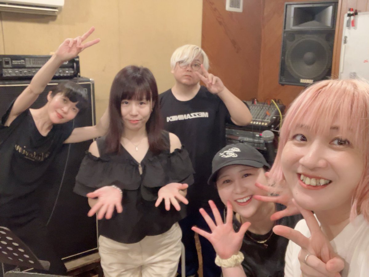 samezame_tweet's tweet photo. 今夜はさめざめwithバナナとドーナッツのバンドリハでした🎹
次回のライブはたっぷり50分セット💘
ニューメンバーのマジカルHimaちゃんとの初ライブです！！
6年ぶりにバンドでやる曲もあるよ🩷
一緒に主催のももちゃんのお誕生日お祝いしよう🎂

8月29日(土) 下北沢THREE

『♡もも22歳生誕祭ツーマン♡ わたしの22歳を返して』

時間⭐️OPEN/18:00  START/19:00

⟡ももバンドセット🍑
さめざめwithバナナとドーナッツ🍌🍩⟡