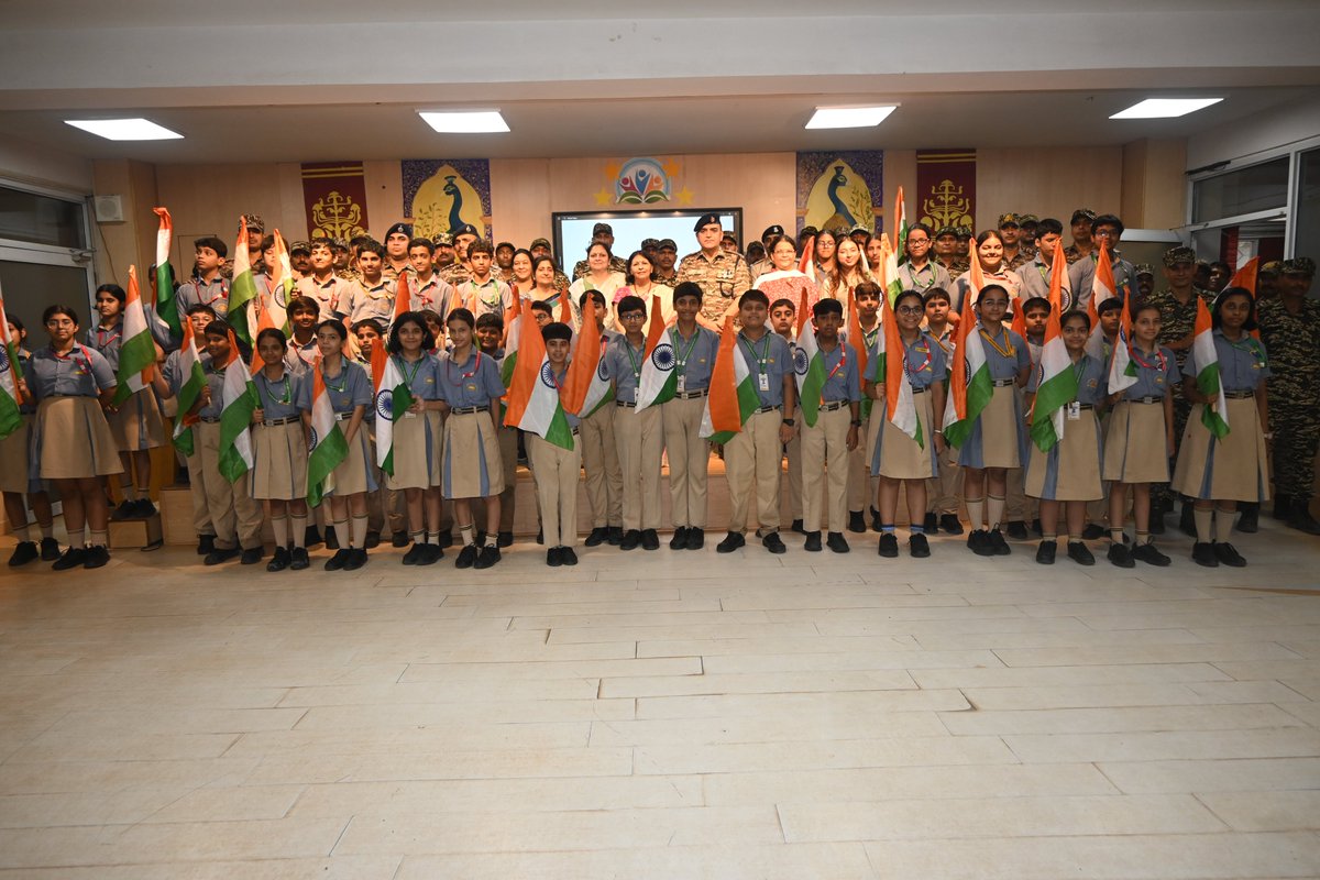 31Crpf's tweet photo. 31 Bn CRPF organized a series of community-centric events under the Har Ghar Tiranga campaign.
Conducted mass singing of Vande-Matram alongwith students and locals fostering Patriotism, Unity and National Pride among all.
#crpfindia #vandematram #31crpf #gpsingh https://t.co/fKbiQPmyUP