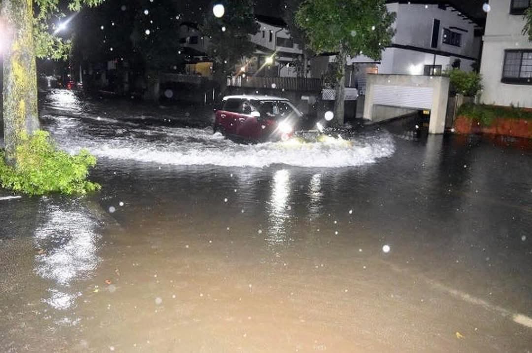SXw6y's tweet photo. 大雨の影響で警戒レベル5の緊急安全確保が発令されているのは13日午後9時20分時点で千葉市、習志野市、市川市、鎌ケ谷市、白井市の一部、船橋市と松戸市、八千代市、四街道市の全域です https://t.co/LgvHoWTkUB
