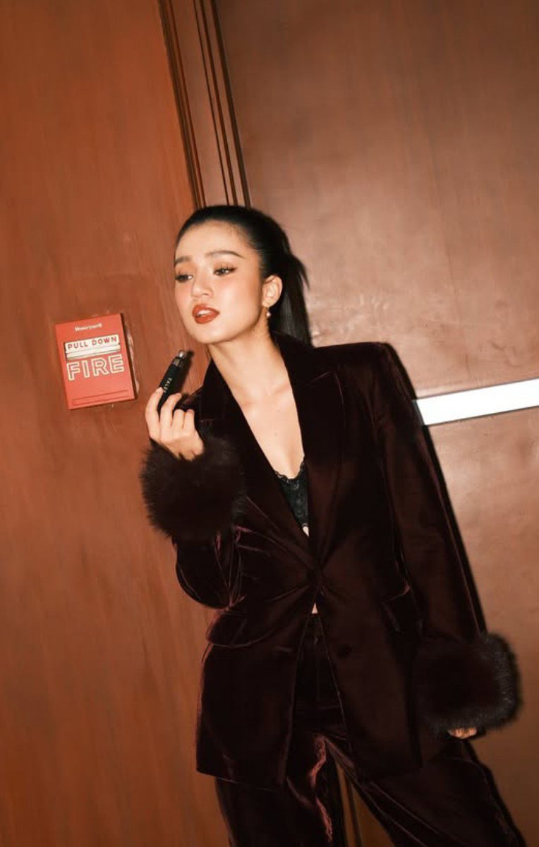 PIAYANG_03's tweet photo. Someone PLEASE pull the fire alarm because BELLE IS SETTING THE WHOLE PLACE ON FIRE. 😭🔥🚨
#BelleMariano #Taleeofficial https://t.co/uTqILFLTNV