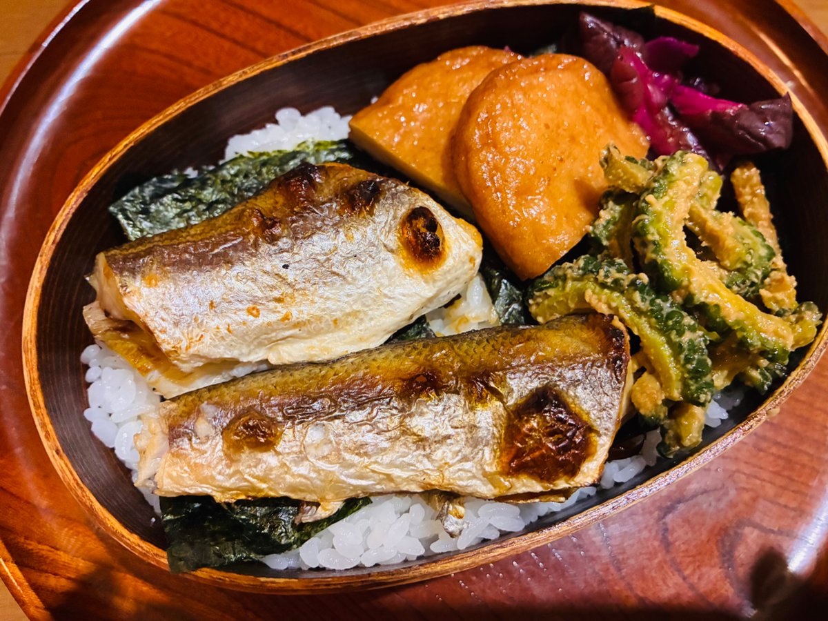 ttskky_kazari's tweet photo. お盆は夏の終わりなのです。
冷え冷えのお弁当も胃腸には負担なので。
カマスの塩焼きとかゴーヤの味噌炒めとか、
そんなやつです。
おなか、温めてましょうね😊
#お弁�� https://t.co/pOu23gKt3U