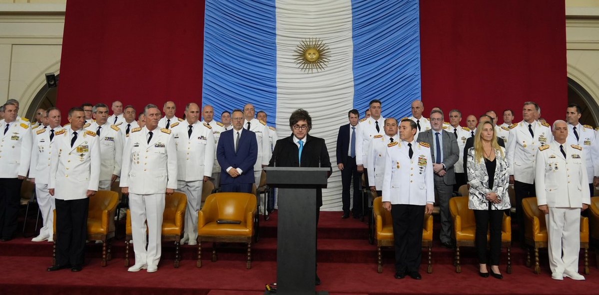 clarincom's tweet photo. UNO DE CADA CUATRO MILITARES NO PUEDE PAGAR SUS DEUDAS

Lectura rápida
Un informe elaborado por fuentes militares y especialistas a partir de datos del Banco Central indica que el 25% de los militares, policías, gendarmes y prefectos son morosos. El problema afecta especialmente a los menores de 35 años y se agravó con fuerza: en agosto de 2024, el porcentaje era del 8%. Las deudas incluyen créditos bancarios, préstamos del Instituto de Ayuda Financiera de las Fuerzas Armadas y billeteras virtuales.

Salarios y créditos bajo presión
El Ejército aparece como el sector más afectado, con una morosidad del 29,3%. Una fuente de las Fuerzas Armadas vinculó el deterioro con los bajos salarios, las paritarias del sector público y el mayor peso de los servicios sobre los ingresos. También hay cuestionamientos de militares a las condiciones de los créditos hipotecarios otorgados por el IAF, con descuentos que pueden alcanzar el 40% del salario.

Los sueldos
La situación salarial completa el cuadro: durante una demostración reciente de los F-16 en Córdoba, oficiales señalaron que un piloto argentino de esas aeronaves cobra entre $1,3 millón y $1,5 millón, mientras que un cabo segundo no llega a $900.000. También hay militares endeudados por gastos de salud, en medio de la crisis de la nueva obra social surgida tras los problemas de IOSFA.

(+) en Clarín: https://t.co/kO5EWnrvHG