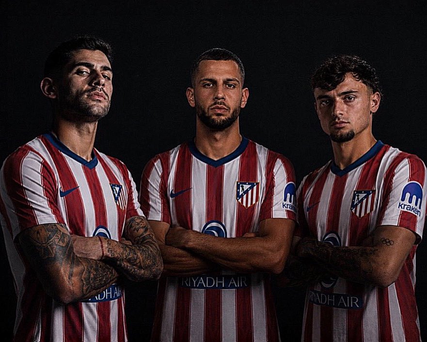 victor_llebaria's tweet photo. La mejor noticia para este @Atleti, y que en el mercado sale caro, es la siguiente: haber reclutado polivalencia. 

No solo se ha llevado a cabo en este mercado, también en el anterior. La zaga se completa y se eleva con nivel, pero también con capacidad para saber adaptarse a diferentes roles y ocupar distintas zonas. 

Grimaldo en el carril en línea de 3, LI en línea de 4, incluso de emergencia en el extremo. Pisando zonas interiores y mediapunteando área rival. Hancko en línea de 3, zaguero de corrector de Grimaldo en el costado izquierdo. Incluso de LI. Con gran recorrido y gran conducción. Cuti el eje de la defensa, Pubill moldeable tanto en el LD como en defensa central en línea de 4 y central en derecha en línea de 5 (3 centrales).

El Atleti no solo tiene individualidades de nivel élite, también cuenta con futbolistas multifuncionales. Y eso es oro.
