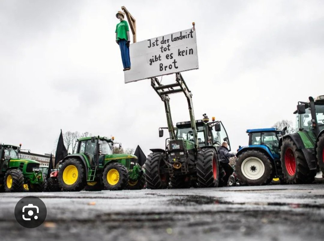 Adrian11192493's tweet photo. Erinnert ihr euch noch an die #Bauernproteste in den letzten Jahren, weil die Ampelregierung - v.a. die Grünen - viel zu wenig für den Klimaschutz machen wollte.

Die #Bauern warnten damals vor Hitzesommern und Trockenheit!

🤣🤣🤣 Nein - es war genau umgekehrt - und jetzt schreien sie nach staatlicher Hilfe!