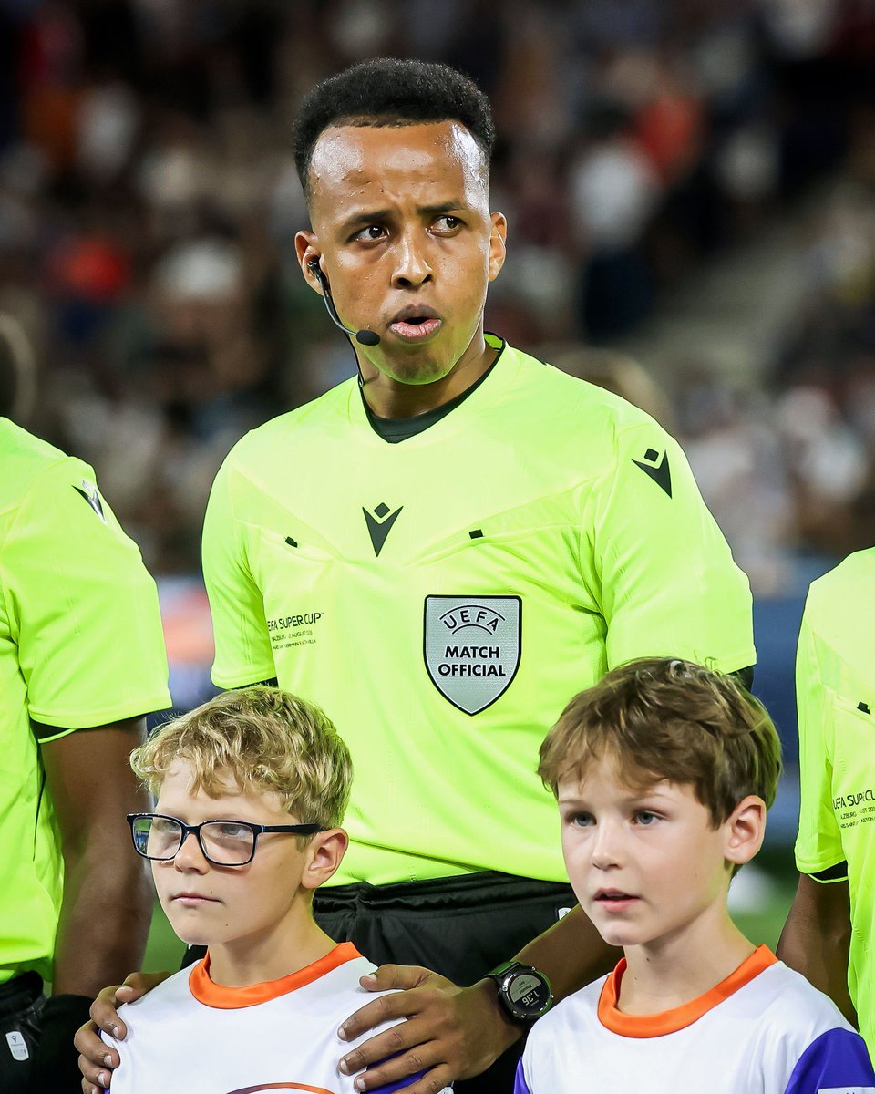 ActuFoot_'s tweet photo. 🚨 « MERCI L’UEFA, VOUS AVEZ VRAIMENT RENDU MA VIE MEILLEURE POUR TOUJOURS. » ❤️

Sur le ballon, il y a aussi écrit : « C’était ma Coupe du Monde. » 💔

Le message émouvant d’Omar Artan 🇸🇴 après la Supercoupe d’Europe qu’il a arbitré hier.

Pour rappel, l’arbitre somalien était censé arbitrer la Coupe du Monde, mais avait été injustement interdit de territoire... 

📷 @UEFA