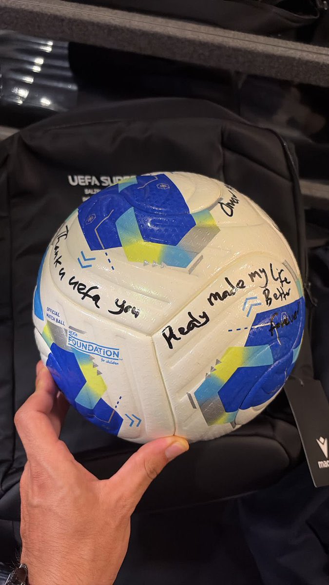ActuFoot_'s tweet photo. 🚨 « MERCI L’UEFA, VOUS AVEZ VRAIMENT RENDU MA VIE MEILLEURE POUR TOUJOURS. » ❤️

Sur le ballon, il y a aussi écrit : « C’était ma Coupe du Monde. » 💔

Le message émouvant d’Omar Artan 🇸🇴 après la Supercoupe d’Europe qu’il a arbitré hier.

Pour rappel, l’arbitre somalien était censé arbitrer la Coupe du Monde, mais avait été injustement interdit de territoire... 

📷 @UEFA