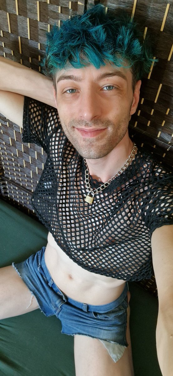 Locked_jakey's tweet photo. Today's episode is sponsored by crop tops and short shorts https://t.co/cyNCjHCr4I