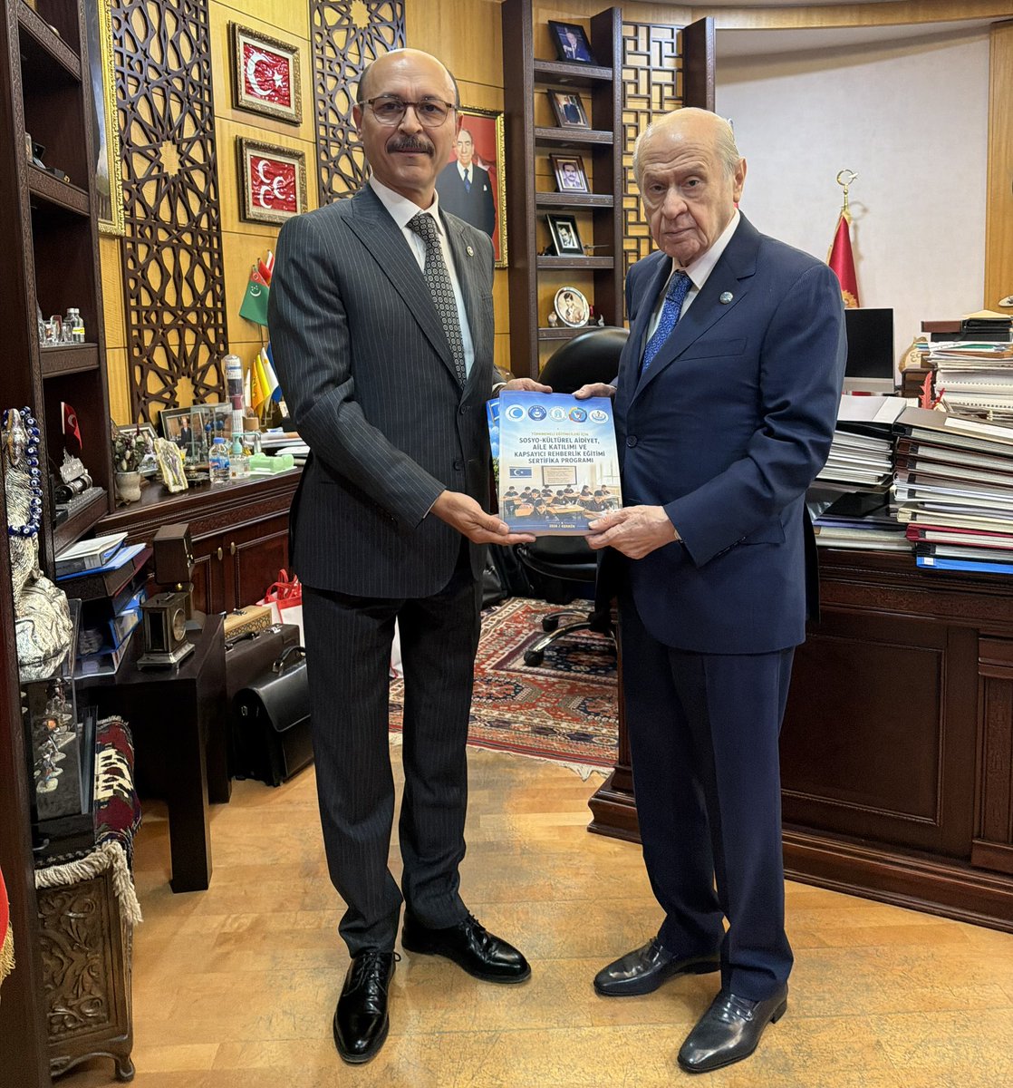 TalipGeylan06's tweet photo. MHP Genel Başkanı Sayın Devlet Bahçeli’yi ziyaret ederek, Türkmeneli Esas Okulları’nda görev yapan soydaş meslektaşlarımıza yönelik başlattığımız eğitim sürecine dair bilgi arz ettim.
Kerkük’te gerçekleştirdiğimiz “Sosyo Kültürel Aidiyet, Aile Katılımı ve Kapsayıcı Rehberlik Eğitimi” sertifika programımıza 100 civarında rehber öğretmenimiz iştirak ediyor.
Sayın Genel Başkanım, programın, Türkmeneli eğitimi ve soydaş çocuklarımızın geleceği için önemli bir hizmete vesile olacağına yürekten inandığını belirterek tüm Kerkük’lü eğitimcilerimize selam ve tebriklerini ifade ettiler.

Ayrıca sayın Bahçeli’ye camiamız ve milletimiz adına da şükranlarımı arz ettim.
Çünkü, tarihin kırılma noktasından geçtiğimiz şu zamanda, hem ülkemizin huzur ve sükunetine yönelik, hem de bölgesel denklemlerin yeniden dizayn edildiği bir dönemde devletimizin yürüttüğü sürece dair ortaya koyduğu vizyon ve üstün liderlik tarihi bir kıymet taşımaktadır.
Varlığı daim olsun.
Allah devlete zeval vermesin.