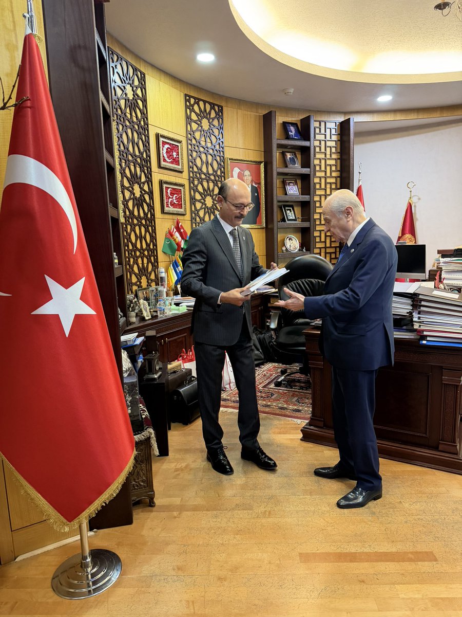 TalipGeylan06's tweet photo. MHP Genel Başkanı Sayın Devlet Bahçeli’yi ziyaret ederek, Türkmeneli Esas Okulları’nda görev yapan soydaş meslektaşlarımıza yönelik başlattığımız eğitim sürecine dair bilgi arz ettim.
Kerkük’te gerçekleştirdiğimiz “Sosyo Kültürel Aidiyet, Aile Katılımı ve Kapsayıcı Rehberlik Eğitimi” sertifika programımıza 100 civarında rehber öğretmenimiz iştirak ediyor.
Sayın Genel Başkanım, programın, Türkmeneli eğitimi ve soydaş çocuklarımızın geleceği için önemli bir hizmete vesile olacağına yürekten inandığını belirterek tüm Kerkük’lü eğitimcilerimize selam ve tebriklerini ifade ettiler.

Ayrıca sayın Bahçeli’ye camiamız ve milletimiz adına da şükranlarımı arz ettim.
Çünkü, tarihin kırılma noktasından geçtiğimiz şu zamanda, hem ülkemizin huzur ve sükunetine yönelik, hem de bölgesel denklemlerin yeniden dizayn edildiği bir dönemde devletimizin yürüttüğü sürece dair ortaya koyduğu vizyon ve üstün liderlik tarihi bir kıymet taşımaktadır.
Varlığı daim olsun.
Allah devlete zeval vermesin.