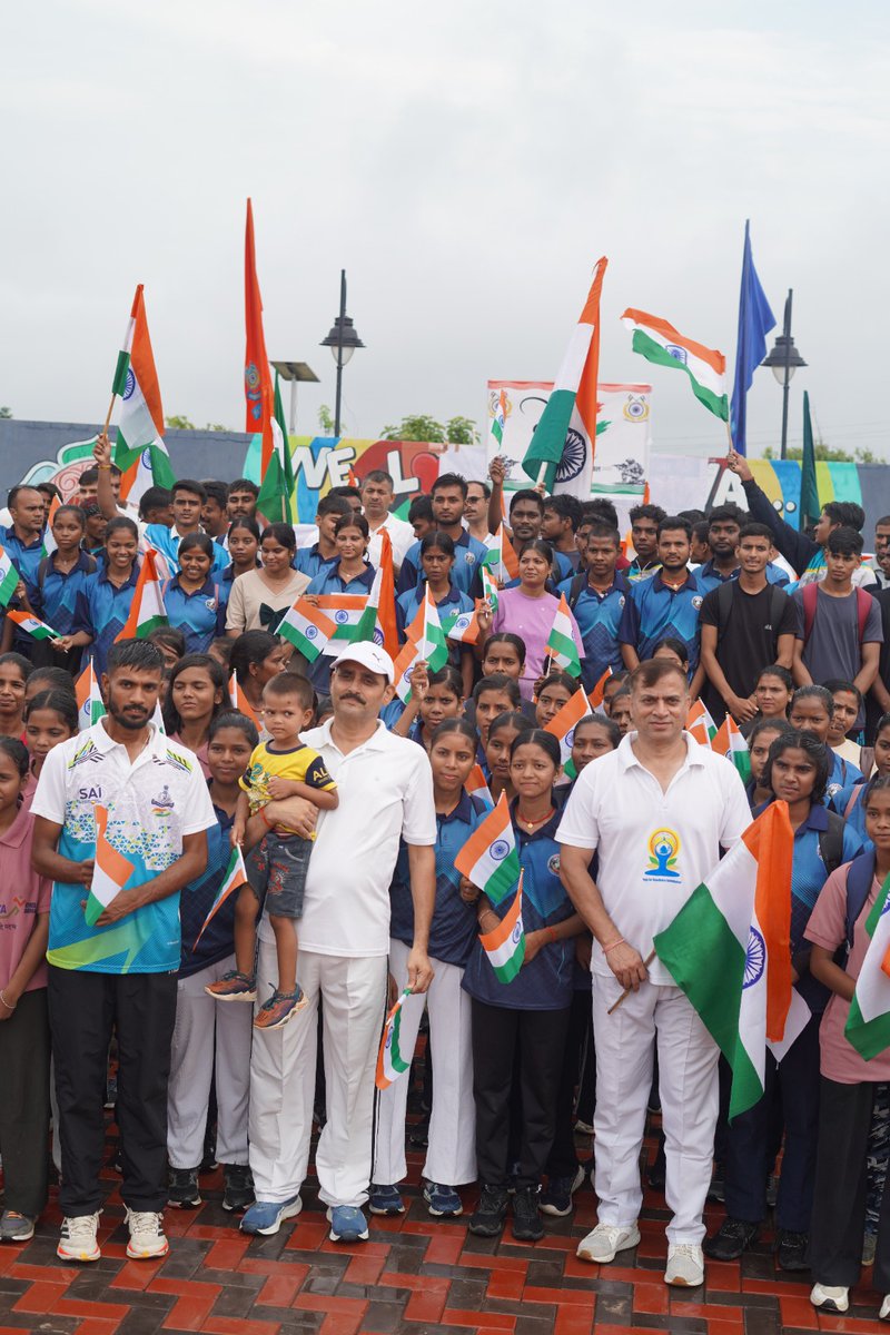 172BNCRPF's tweet photo. On the occasion of 80th Independence day celebration and 150 yrs of Vande Mataram 172Bn Garhwa organized a mass singing of Vande Mataram at Birsa Munda Park ,Garhwa. Sh. Ajay Kumar Verma Comdt. 172Bn along with personnel ,School children, Physical Academy participated.@crpfindia https://t.co/DAEt06bQMO