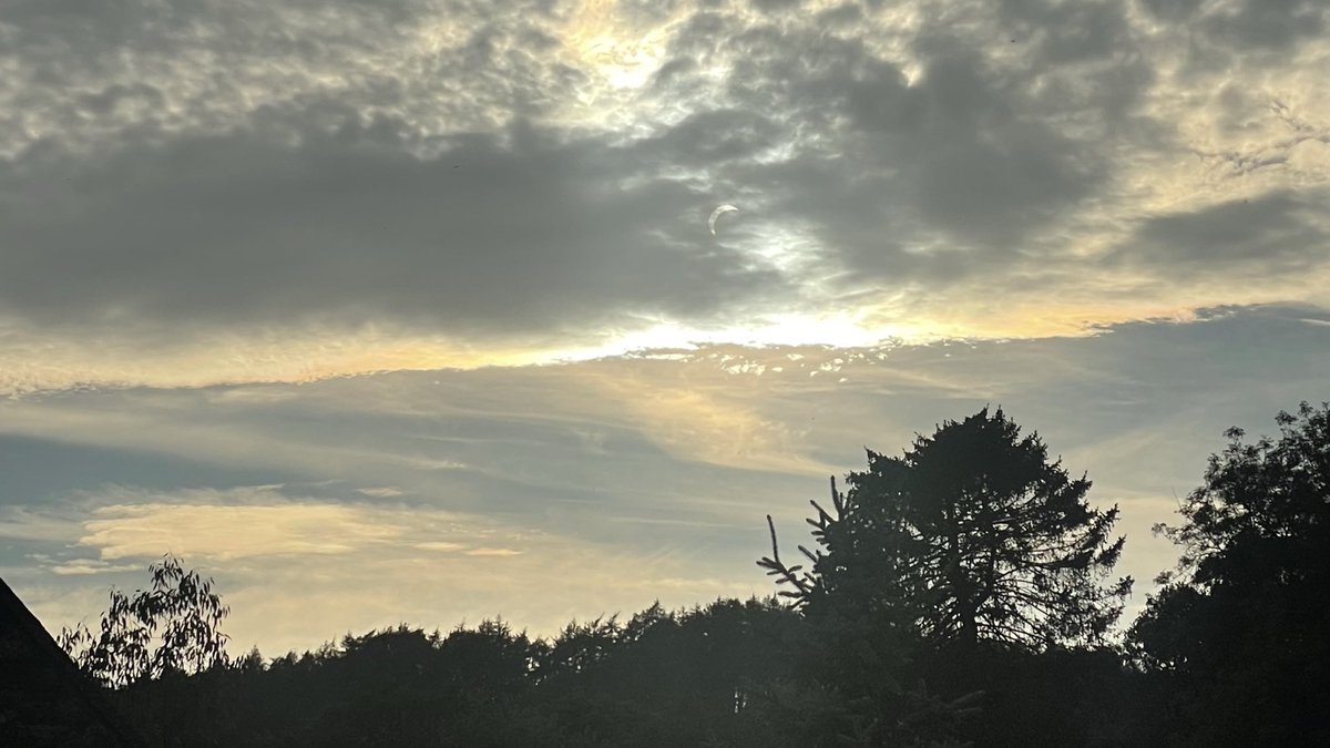 ScudandthesTig's tweet photo. A couple of days spent walking near Egton Bridge, N Yorks, UK.
Hot and sunny, reaching 27Β°C
Eclipse was only visible for minutes at a timeππ₯Ύπ»π
#vanlife #motorhomelife #northyorkshire #egtonbridge #eclipse https://t.co/k5wfLY8Hsk