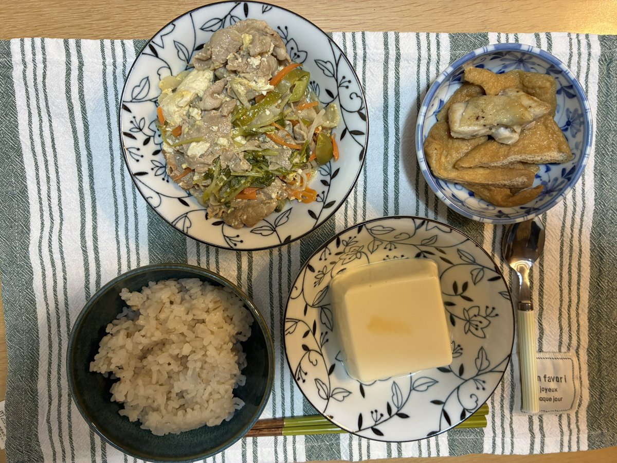devilfudou's tweet photo. 同窓会の翌日。

酒も飲んだし、揚げ物、焼きそばも食べた。
でも、今日はいつもの食事に戻した。

「昨日食べ過ぎたから今日は食べない」
「また太った」などと思う必要はない。

食べる日があってもいい。
大事なのは、その翌日に普通に戻れること。

継続こそが体を変えていく唯一の方法です。 https://t.co/UrzDkDj8Tj