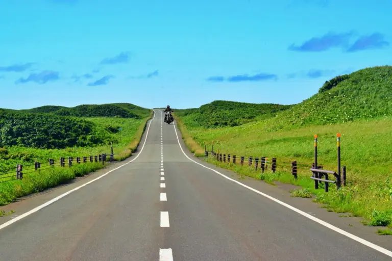PutiMotor's tweet photo. 初心者のツーリング距離は何kmが目安？

初めてのツーリングでは、片道50km、往復100km前後が目的地を探すひとつの目安になります。

ただし、市街地、高速道路、山道では、同じ距離でも走行時間や疲れ方が異なります。

目的地までの距離だけを見るのではなく、休憩や食事、観光に使う時間、帰宅予定時刻まで含めて計画しましょう。

最初は少し物足りないと感じる程度でも構いません。

余裕を持って帰宅できたら、次のツーリングで少しずつ距離やルートの幅を広げていきましょう。 

https://t.co/BHA0fgwfzG
