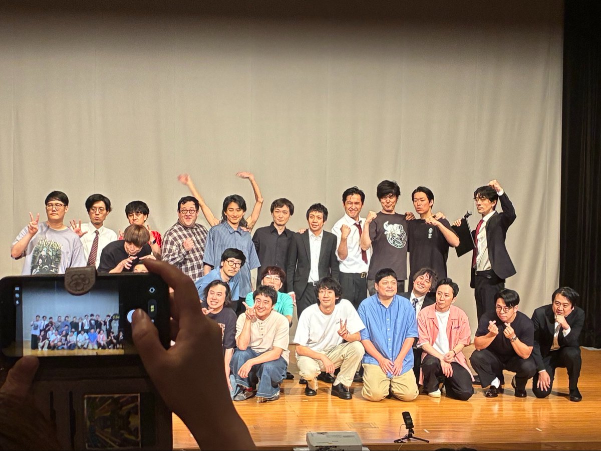 narika_13's tweet photo. 写真撮る時に頭より上に上げないって本当に大事です。頭で隠れる分はたかが知れてるし、たまたま座高の高い人が前だったら運が悪かったなと割り切れるんです。全員が顔の前で撮れば全員がそれなりにちゃんとした集合写真撮れるんです。今日は向こう向いてる時しかちゃんと撮れなくて悲しかったです。 https://t.co/69hScQMgzl