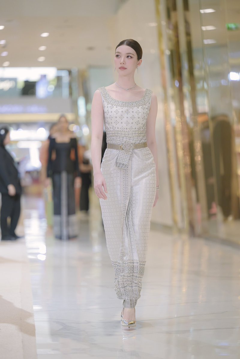 ormmormm's tweet photo. 🤍
ORM SWU LEGACY FASHION
#OrmXLegacyOfThaiTextiles https://t.co/AXRiYSTbum