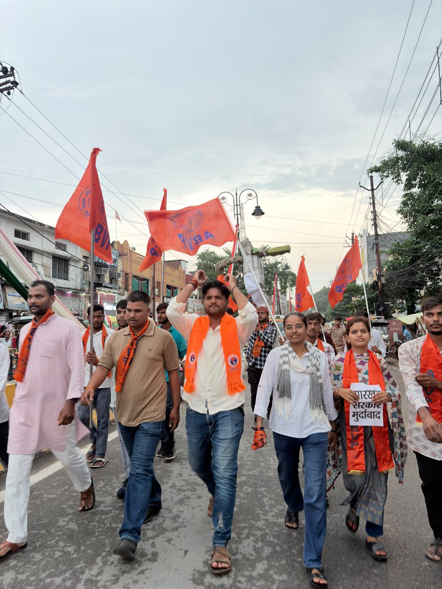 GorakshABVP's tweet photo. अभाविप मऊ जिले द्वारा झारखंड में JPSC-JSSC परीक्षाओं में भ्रष्टाचार, अनियमितताओं व पेपर लीक के विरोध में आंदोलनरत विद्यार्थियों पर पुलिस लाठीचार्ज के खिलाफ प्रदर्शन कर झारखंड सरकार का पुतला दहन किया गया।
इस दौरान प्रांत मंत्री शशिकांत मंगलम की प्रमुख उपस्थिति रही।
#ABVPGoraksh https://t.co/XM7ihnLnSO