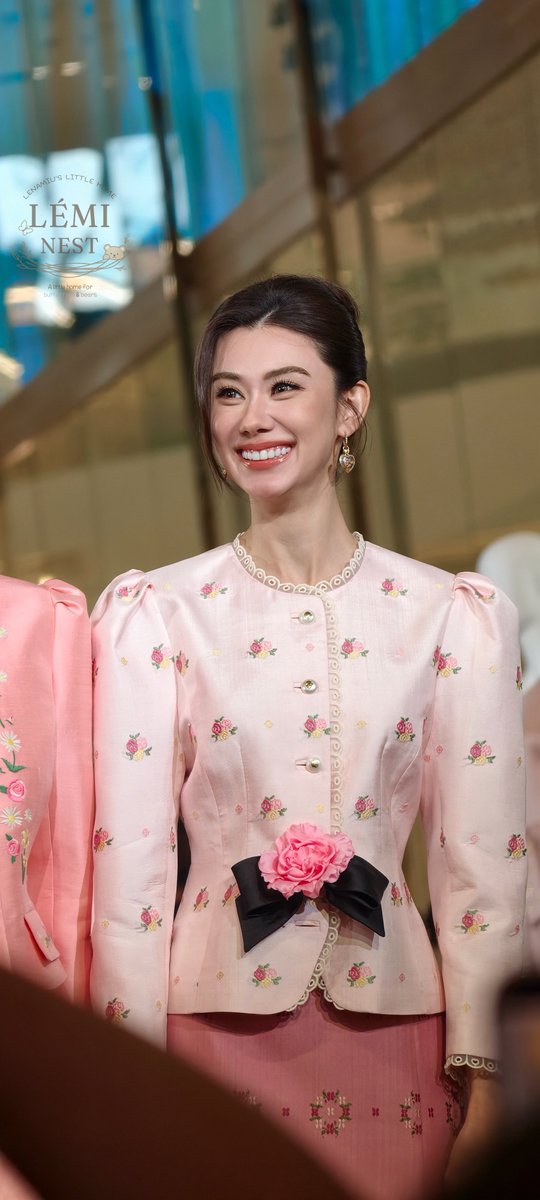 LeMiNest25's tweet photo. รอยยิ้มพี่น่าเยียวยาทุกสิ่ง ยิ้มเยอะๆนะคะ🦋

LENAMIU X LEGACY
#LegacyFashionXLenaMiu
#LenaMiu #ลีน่าหมิว https://t.co/6Vy52KDomk