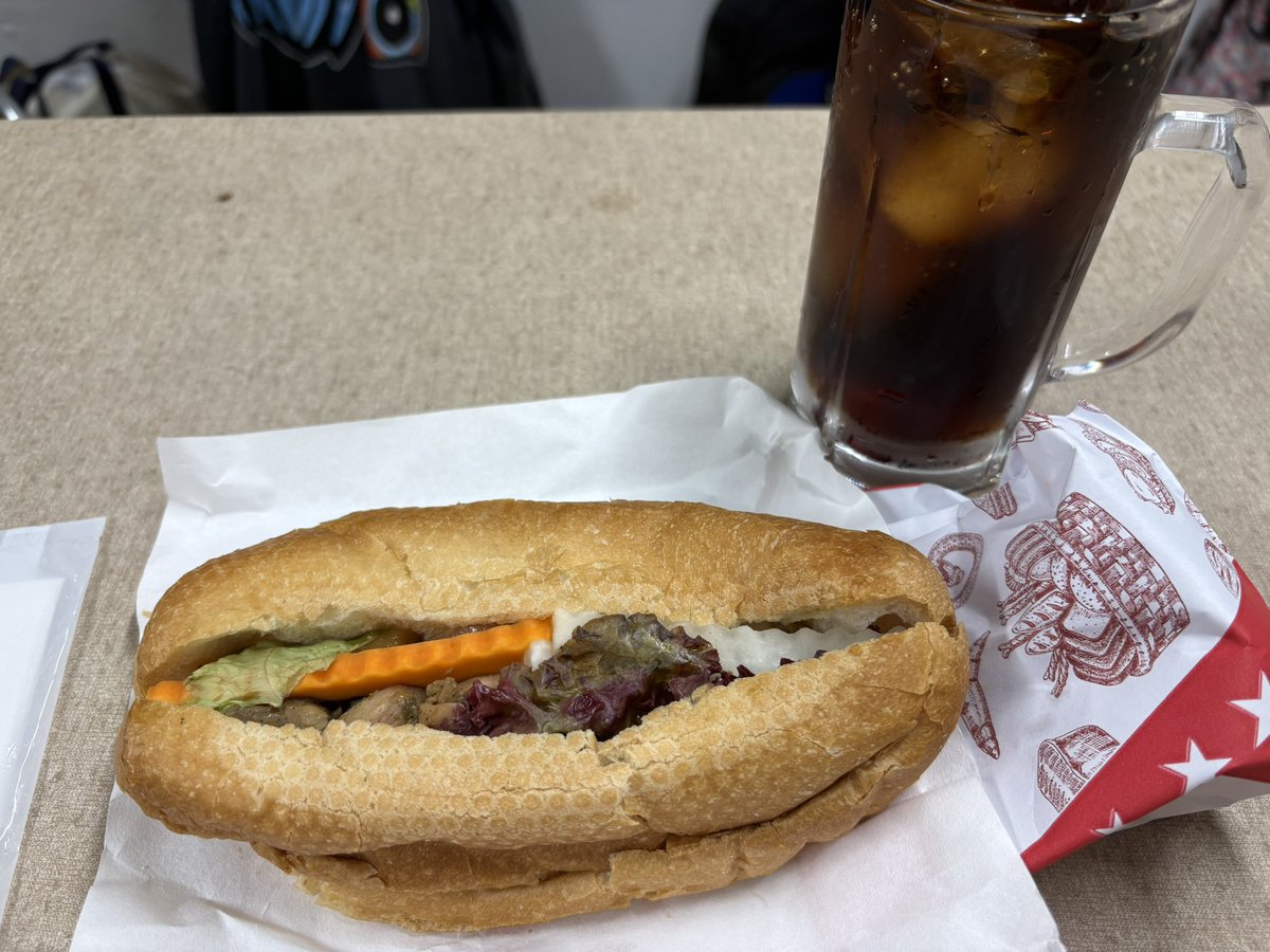 atogaki_'s tweet photo. コーラと抜群の相性。
バインミー！めっちゃ美味しかった。

深夜高速の会やりたい。たぶん一日泣いてる。 https://t.co/AhAoqXI8c7