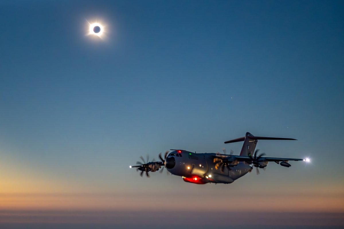 Armees_Gouv's tweet photo. De la terre au ciel, jusqu’à la mer, nos armées au rendez-vous de ce moment suspendu 🌖

Crédits photos : @armeedeTerre @MarineNationale @Armee_de_lair @PompiersParis https://t.co/dR8RB60gba