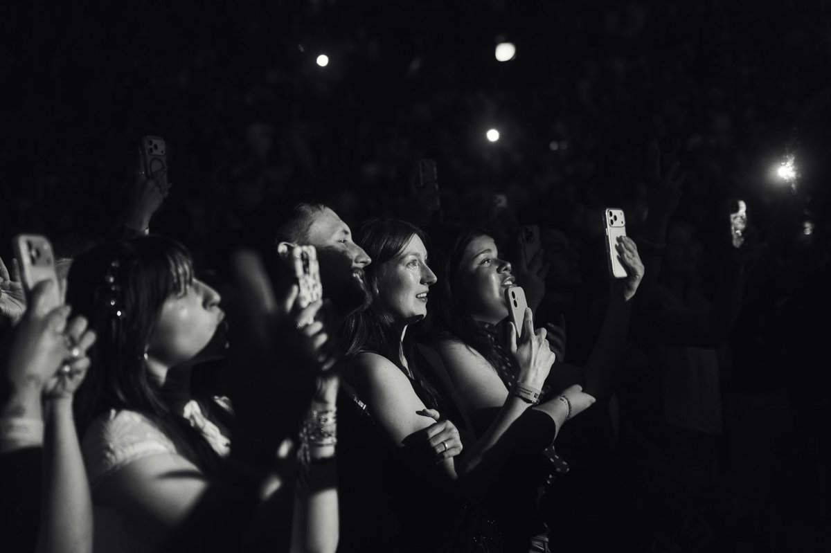 TeamAriana's tweet photo. ♡ https://t.co/k1eRZYMO9K