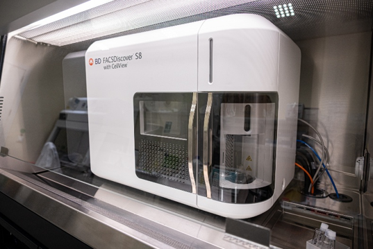 idibaps's tweet photo. 🚀 La plataforma de citometria #IDIBAPS incorpora el BD FACSDiscover™ S8 Cell Sorter, el primer sorter espectral que combina la citometria de flux espectral amb informació morfològica en temps real
Portem la citometria de flux i la vostra recerca a un altre nivell🔬✨ https://t.co/67gO9CSGI1