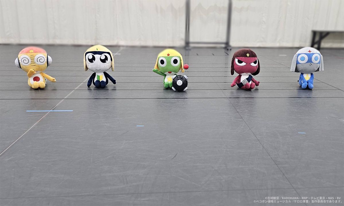 keroro_musical's tweet photo. ◤◢◤◢◤◢◤◢◤◢
#ケロミュ 活動報告💭
◤◢◤◢◤◢◤◢◤◢

ペコポン侵略ミュージカル『#ケロロ軍曹』
鋭意稽古進行中‼️
ケロロ小隊たちもバミリ中…？？

※等身大ぬいぐるみは公演本編内での登場はございません

#ケロミュ https://t.co/oOOwcuE4p0