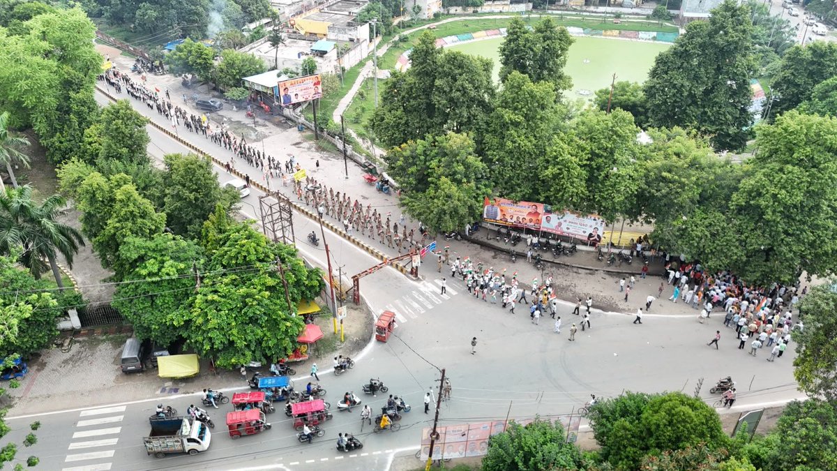 CdoHardoi's tweet photo. आज हर घर तिरंगा अभियान के अंतर्गत मा० प्रभारी मंत्री, स्वतंत्र प्रभार समाज कल्याण विभाग, उ०प्र० सरकार श्री असीम अरुण जी के नेतृत्व में गांधी भवन से शहीद उद्यान तक भव्य तिरंगा रैली निकाली गई।
मा० प्रभारी मंत्री जी, जनप्रतिनिधियों, अधिकारियों, शिक्षक-शिक्षिकाओं एवं छात्र-छात्राओं सहित बड़ी संख्या में नागरिकों ने हाथों में तिरंगा लेकर रैली में सहभागिता की और देशभक्ति के नारों से वातावरण को राष्ट्रप्रेम से ओत-प्रोत कर दिया।
शहीद उद्यान में अमर शहीद भगत सिंह, चंद्रशेखर आजाद एवं शहीद कर्नल हर्ष उदय की प्रतिमाओं पर माल्यार्पण कर श्रद्धांजलि अर्पित की गई। अमर शहीदों के त्याग, साहस और राष्ट्र के प्रति समर्पण को नमन। @UPGovt @CMOfficeUP @UpRuralDev @InfoDeptUP #harghartirangaabhiyaan