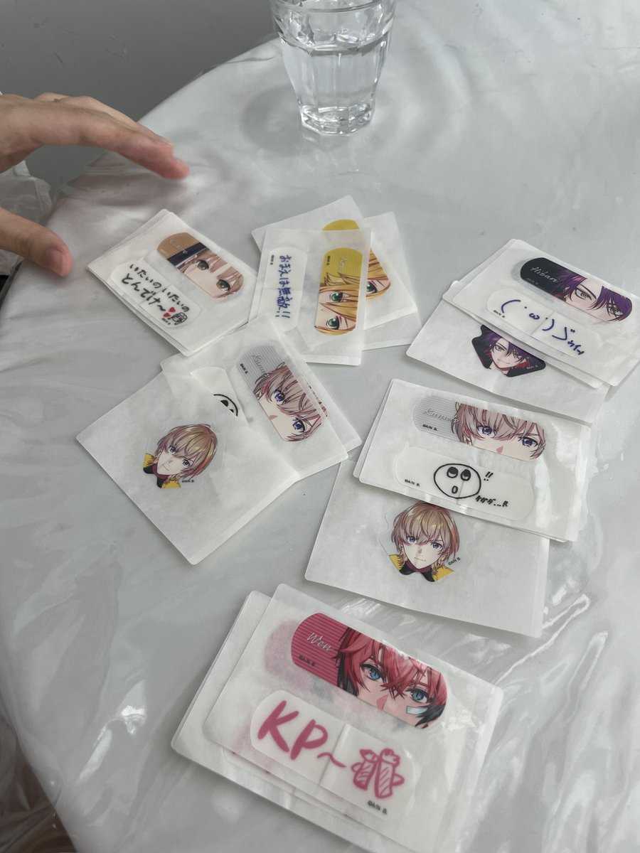 _ori_ko_'s tweet photo. 連日笑わされてるからまあええか、の気分ですが最近みんなと会えてお出かけしまくって買い物しまくってぱんぴ生活たのしーなのにおしゃカフェ巡っても顔がついた絆創膏楽しくあけるくらいには愉快なオタクしてる https://t.co/LU0S1XZiDp