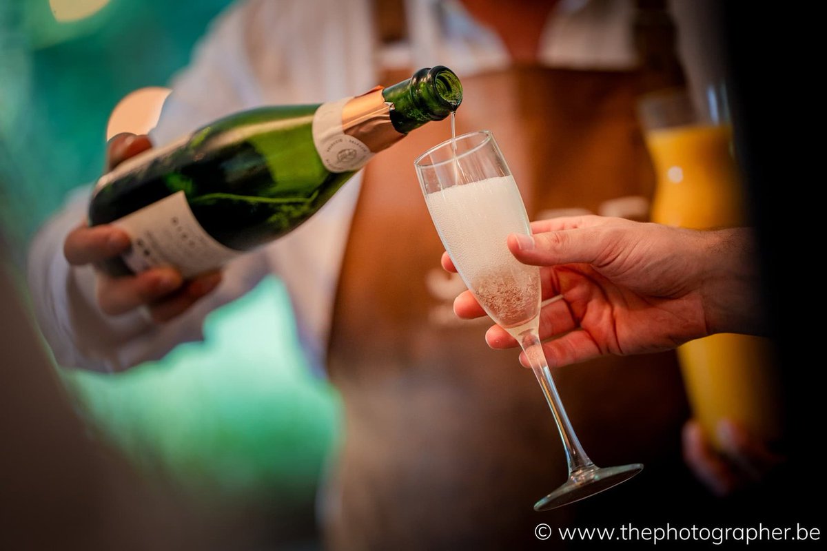 yvesrecour's tweet photo. 'Genieten van een drankje op je huwelijk', een nieuwe foto van The Photographer. Lees hier het achterliggende verhaal: https://t.co/ppbFNVl77E https://t.co/VO52k8QCLl