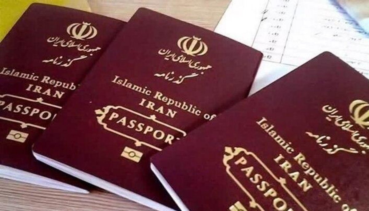 mahale_man's tweet photo. انهدام باند جعل گذرنامه و کلاهبرداری در تهران

🔹مرکز اطلاع‌رسانی پلیس #تهران بزرگ اعلام کرد که متهم با شناسایی افراد متقاضی تمدید گذرنامه، در ازای دریافت مبلغی در حدود ۱۰۰۰ دلار، گذرنامه آنان را دریافت و با جعل مهر، عنوان و سایر مندرجات، اقدام به کلاهبرداری می‌کرده است.
#محله_من https://t.co/z5WPsHQ2Zx