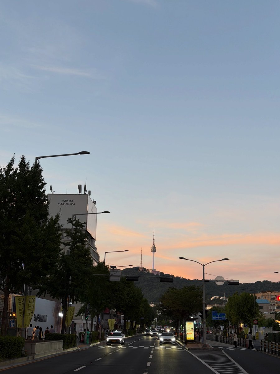 kotaewoon_'s tweet photo. 😐🤳🌆 https://t.co/mR3Rlefox7