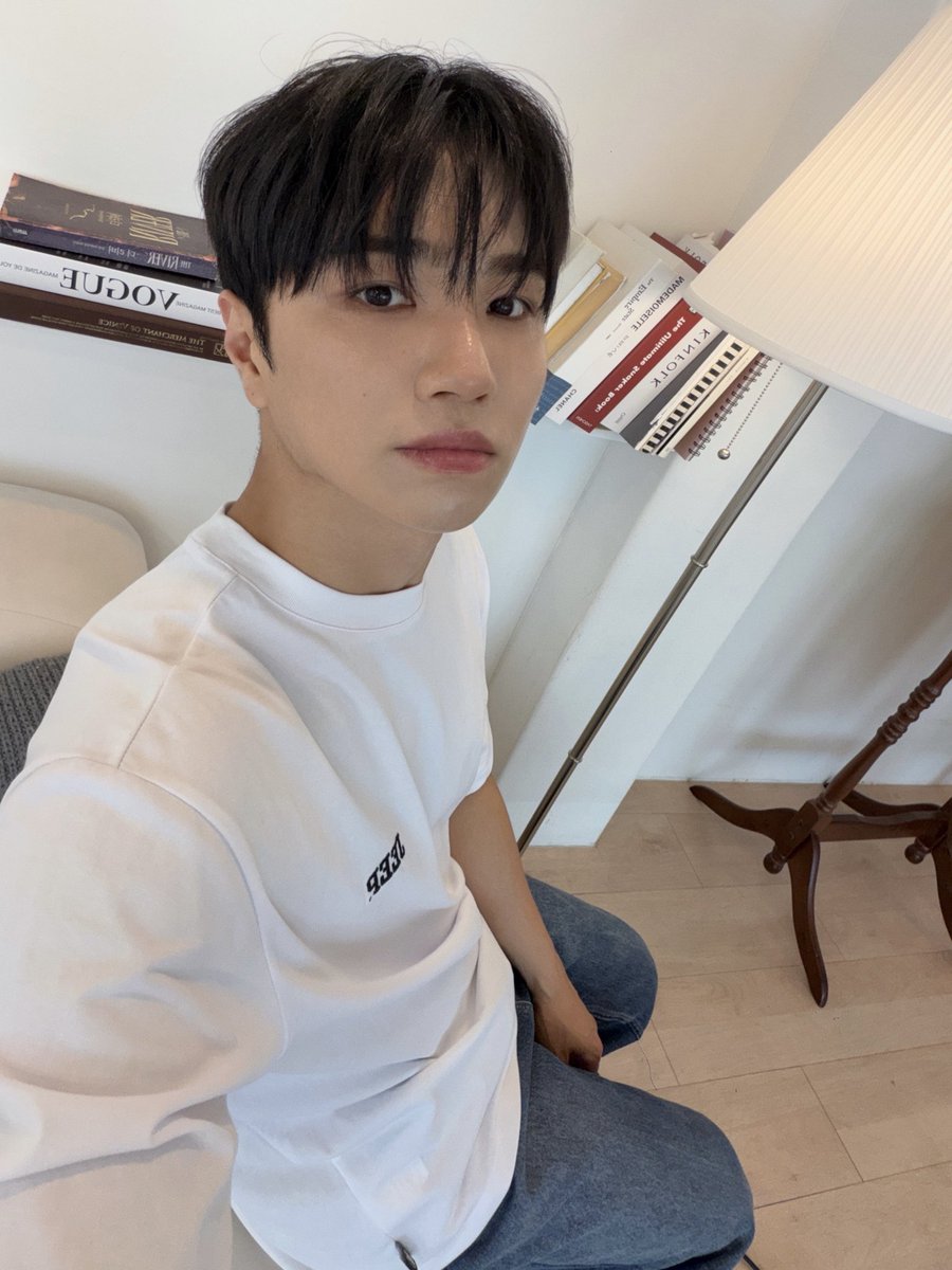 kotaewoon_'s tweet photo. 😐🤳🌆 https://t.co/mR3Rlefox7