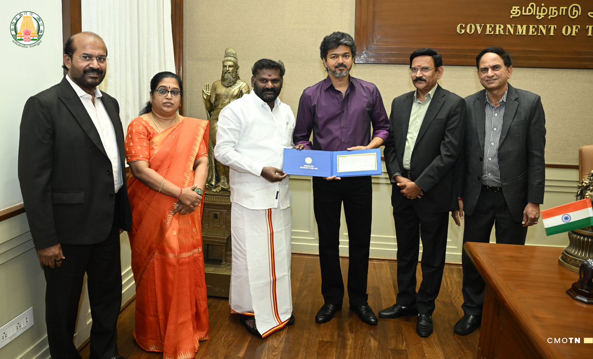 CMOTamilnadu's tweet photo. மாண்புமிகு தமிழ்நாடு முதலமைச்சர் திரு.ச.ஜோசப் விஜய் அவர்களிடம் இன்று (13.8.2026) தலைமைச் செயலகத்தில், ரெப்கோ வங்கியின் 2025-2026 ஆம் நிதியாண்டிற்கான தமிழ்நாடு அரசின் பங்கு மூலதனம் 7.13 கோடி ரூபாய்க்கான 30 சதவீத ஈவுத்தொகை 2 கோடியே 13 இலட்சத்து 90 ஆயிரம் ரூபாய்க்கான காசோலையை மாண்புமிகு வெளிநாடுவாழ் தமிழர் நலத்துறை அமைச்சர் திரு. க. தென்னரசு அவர்கள் வழங்கினார்.

#CMJosephVijay‌