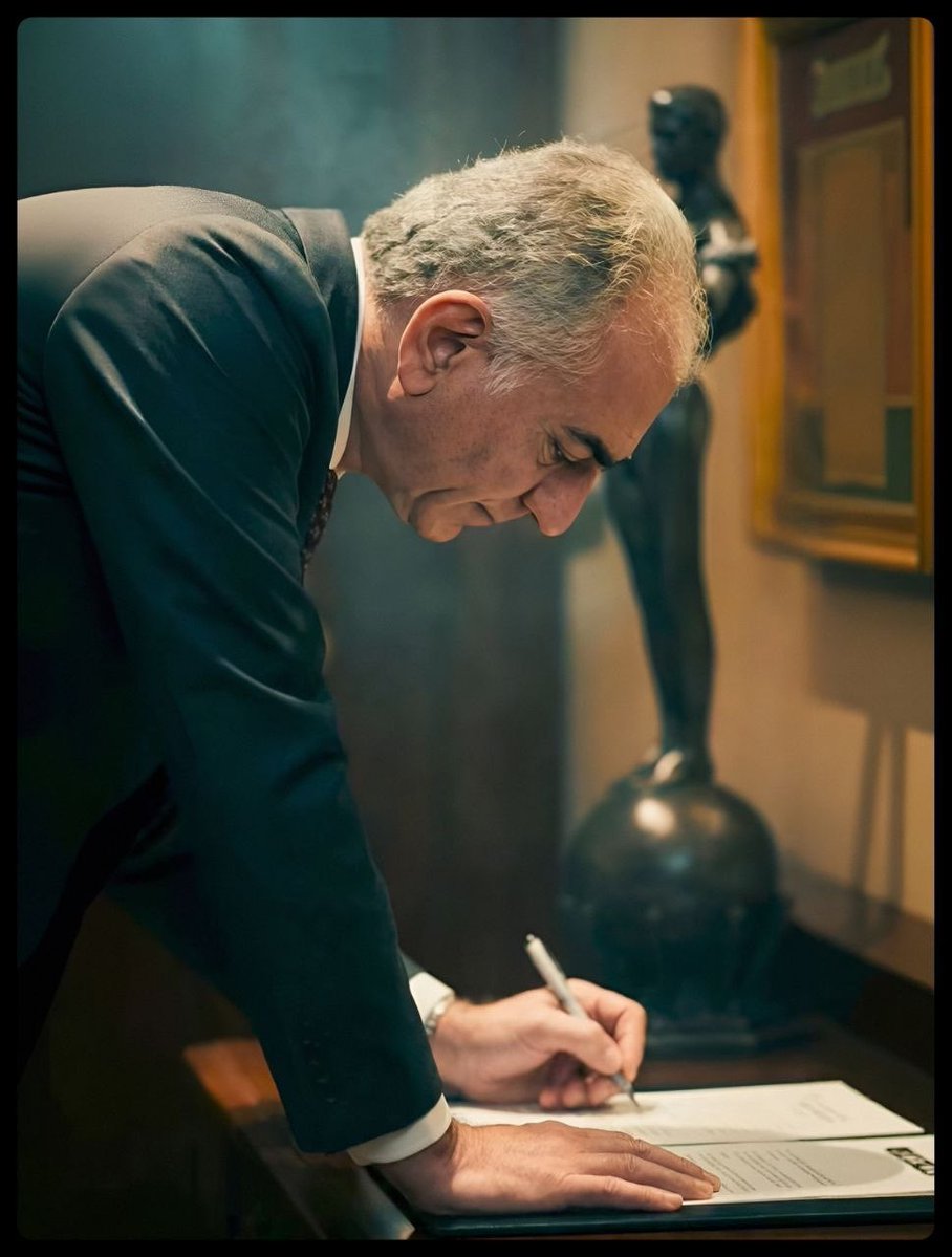 pink4iran's tweet photo. ✨A left hand, signing for the right side of history.

Happy International Left-Handers Day to my favorite human and my King, HRH Reza Pahlavi.

Long live the King.
Javid Shah 👑🇮🇷 https://t.co/UZrEWcri4v